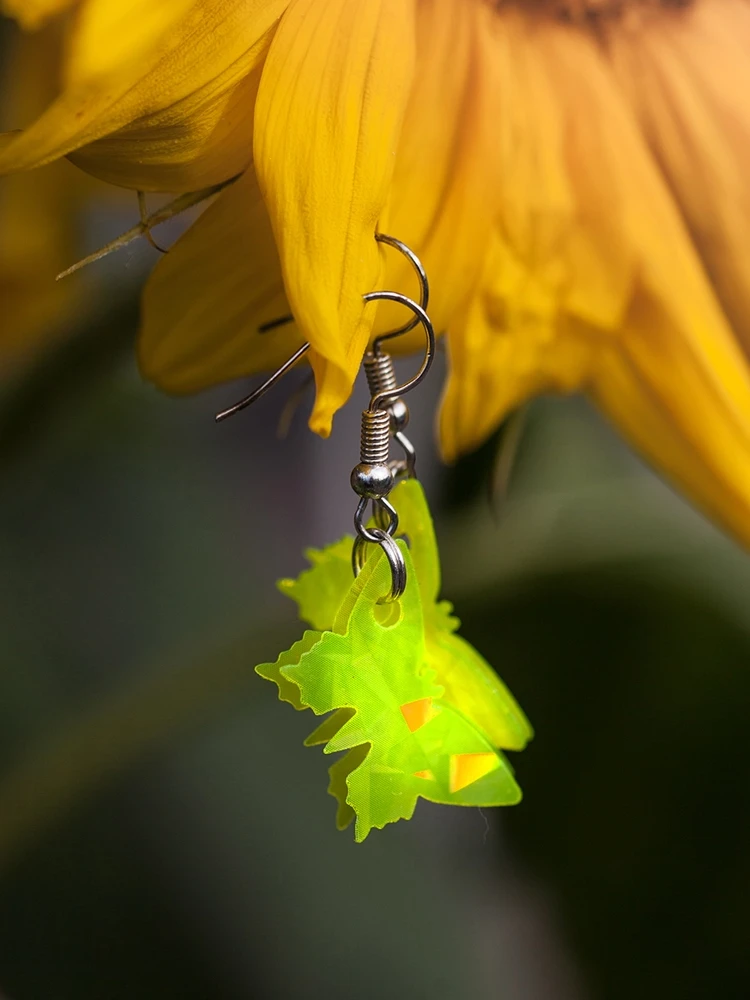 Keltaiset perhoskorvakorut