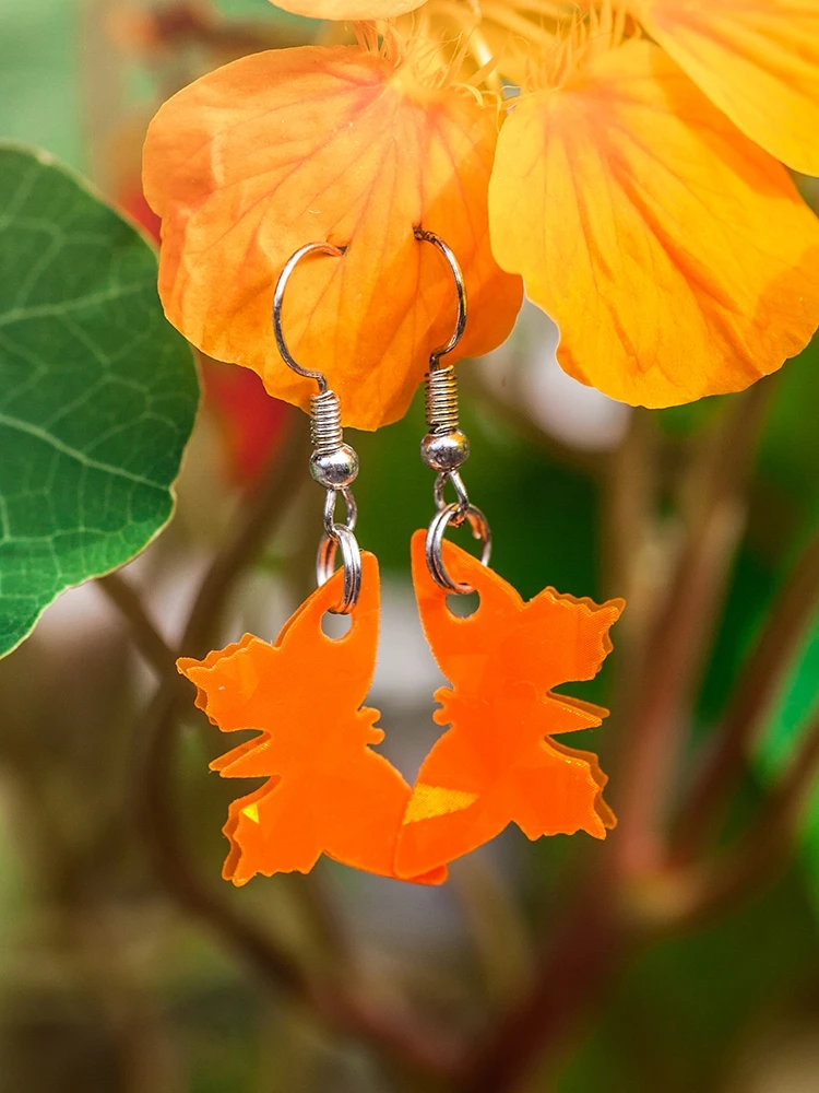 Oranssit perhoskorvakorut