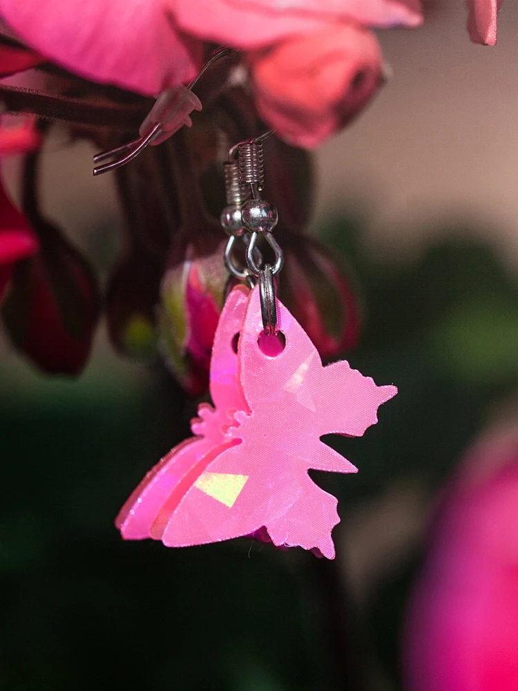 Pinkit perhoskorvakorut