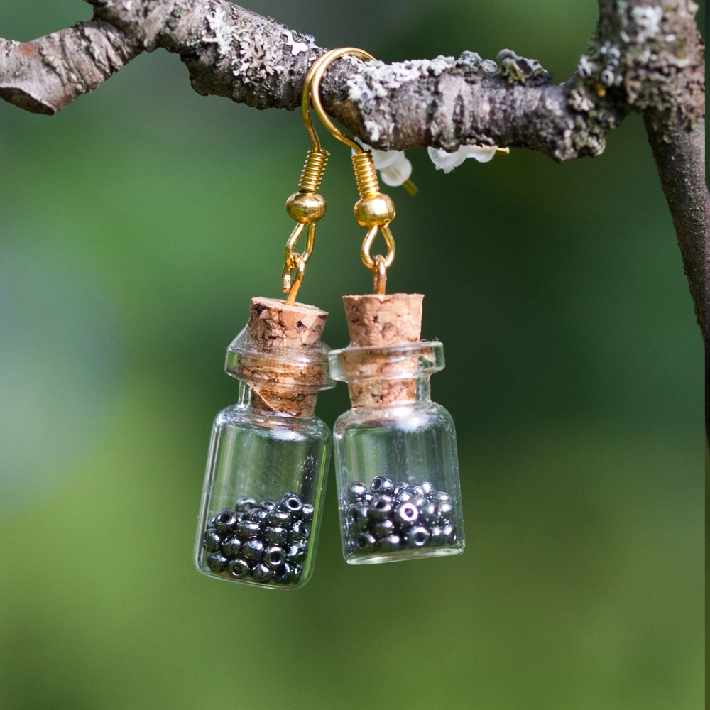 Aarrepullo-korvakorut mustilla helmillä