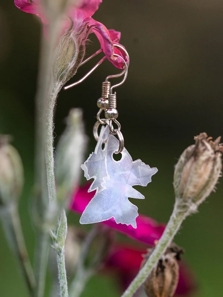 Valkoiset perhoskorvakorut