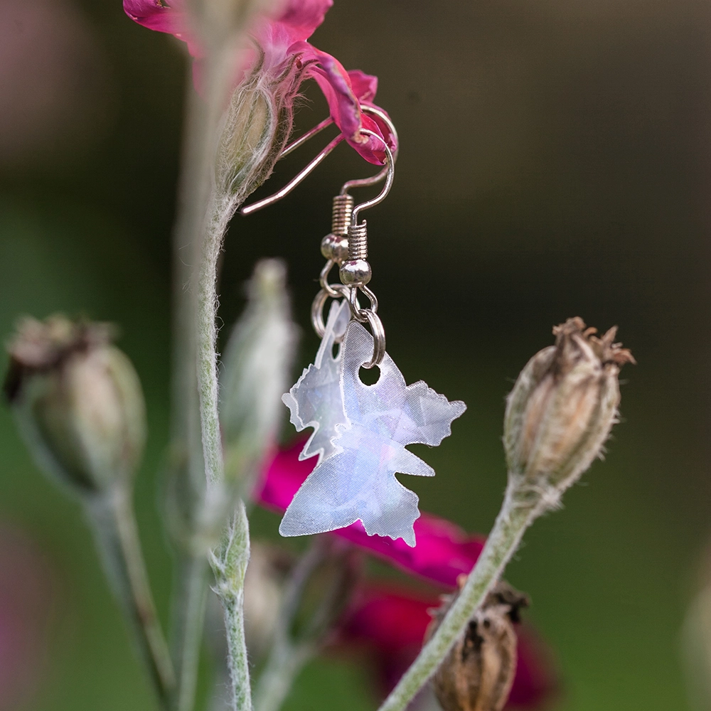 Valkoiset perhoskorvakorut