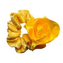 Keltainen scrunchie ruusukkeella