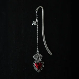 Romantasia-kirjanmerkki punaisella sydämellä